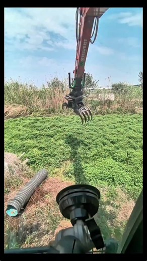 Real Engineerings | Engineering & Technology & Gadgets & DIY on Instagram: "River Rescue: Clearing the Green Blockage! 🌿🚜 ​Watch this Hitachi excavator perform essential waterway maintenance, removing massive clumps of invasive aquatic vegetation to keep the water flowing. ​The Engineering of Cleanup ​This isn't just gardening; it's flood prevention engineering: ​The Skeleton Grapple: Notice that the grapple attachment isn't a solid bucket. It has tines (fingers) like a fork. This design acts