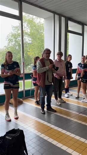 📸 Shooting U17 Retour en images sur le shooting de nos U17, capturé en début de saison et ressorti en cette fin d’année pour les fêtes ✨ Un collectif soudé, de l’envie et une génération pleine de potentiel 🤍🖤 La suite s’annonce prometteuse 💪 | Côte Basque Handball