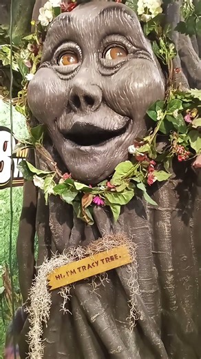 Tracy Tree @ Rainforest Cafe When She Was Still Talking - Gurnee, IL (Dec. 2025)!