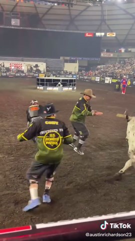 A @austinrichardson23 88.75- point ride 𝐀𝐍𝐃 celebration? Now that’s 𝐁𝐔𝐄𝐍𝐎. 😏#cowboy #pbr #bullriders #rodeo