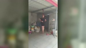 美女展示上吊绝活，看着都为他捏了一把冷汗