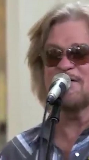 #LiveFromDarylsHouse with @dariusrucker - “You’ve Lost That Lovin’ Feeling” @realdarylhall #lfdh #cover