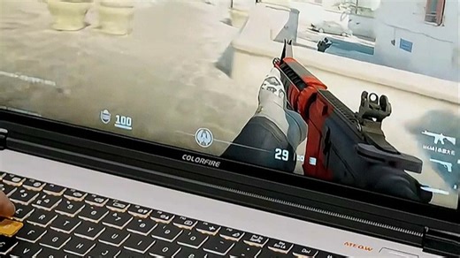 七彩虹笔记本搭载高清屏，色彩细腻画面惊艳，办公观影皆沉浸。轻薄便携，学生通勤日常使用更流畅，清晰视界提升效率体验。