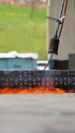 84K views · 446 reactions | Ohne Feuer geht es nicht  Beim Flämmen wird die Bitumenbahn mit einem Propangasbrenner erhitzt, damit sich die Schichten homogen (fest) miteinander verbinden. So entsteht eine geschlossene und dauerhaft wasserdichte Abdichtung. Diese Arbeit erfordert Erfahrung und ein gutes Gefühl für Temperatur und Material. | Hermann Dagn GmbH | Facebook