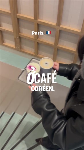 ởCAFÉ coréen 🇰🇷, on a testé la deuxième adresse du Café Shin au coeur du quartier de Pyramides / Palais Royale. ☕️ Cette adresse est plus grande que leur première adresse : au sous-sol, il y a un photobooth 📸 pour capturer vos moments et une salle d’écoute pour profiter de séances de musique immersives 🎶🎧 Ce qu’on a pris : Goguma latte (patate douce violette - sans café) - 7€ Heukimja latte (crème sésame noir, café) - 7€ 📮 28 bis rue de Richelieu, 75001 Paris ⏰ Lundi à Dimanche : 10h00-19h