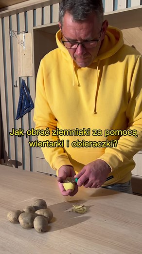 Wiecie jak stolarz obiera ziemniaki? 🤔🤔 Za pomocą wiertarki i obieraczki jednocześnie! To się dopiero nazywa szybka robota !!💥 Jak to możliwe ?? Ziemniaka nabijamy na wiertło, do ziemniaka przystawiamy obieraczkę i włączamy wiertarkę! Ciach ciach i obrany!! 💪💪 Nie wierzycie? Spróbujcie tego sposobu !!! 💥 #obieranieziemniaków #wiertarka #obieraczka #prosterozwiązanie #darekstolarz