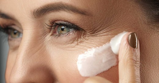 Pattes d'oie : voici les 3 ingrédients pour la peau à privilégier pour les atténuer, selon une dermatologue