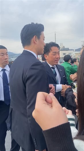 sayuri on Instagram: "周南市徳山港フェリーターミナル広場に小泉進次郎防衛大臣が【岸のぶちよ】候補の応援に駆けつけて下さいました。演説前にグータッチ✊演説後 握手をしていただけました🤝岸のぶちよ候補頑張って〜‼️新しい自民党ファイトー‼️ #岸のぶちよ #小泉進次郎 #周南市 #山口県 #衆議院選挙"