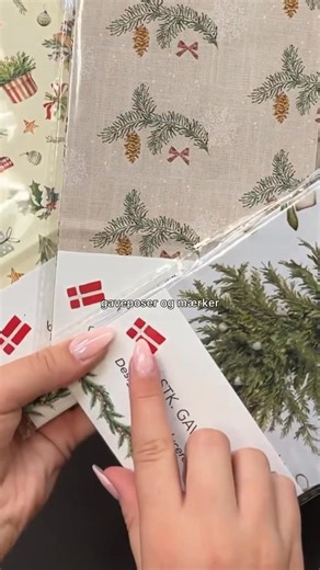 Vi ved godt, at december stadig er et stykke væk men… 🤗 Nu kan du tage forbi din lokale REMA 10000 butik og sætte flueben ved årets gaveindpakning - som endda er designet og produceret i Danmark 🇩🇰😮😍 🎁 Gaveposer og gavemærker 20 kr. 🎁 Gavepapir 6 meter 25 kr. Så du klar når julen for alvor går i gang 😉🎄 | REMA 1000 Danmark
