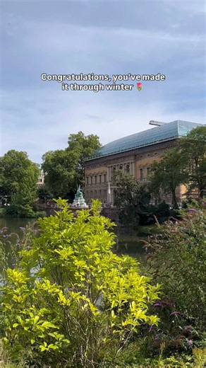 Who is ready for spring?☀️🌷 The first signs are already here, and soon the Ständehauspark will be blooming again! Did you know that the exhibition “Land and Soil. How we live together” begins in the park around K21? Keep an eye out for it on your next walk! #K21 #KunstsammlungNRW #Frühling Wer ist bereit für den Frühling?☀️🌷 Die ersten Anzeichen sind schon da, bald blüht der Ständehauspark wieder! Wusstet ihr, dass die Ausstellung „Grund und Boden. Wie wir miteinander leben“ schon im Park rund