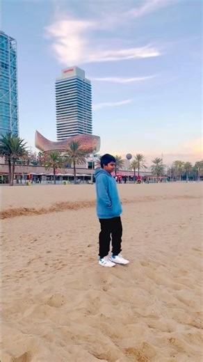 🇪🇸Barcelona Sunset Magic 🌅 Beach, Peix Fish Tower & Sagrada Views #barcelona #beachvibes #sagrada