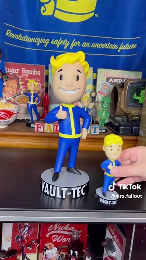 The Giant Vault Boy Bobblehead - watch till the end for side by side comparison with standard size bobblehead #fallout #mrsfallout #falloutcollector #fallouttok