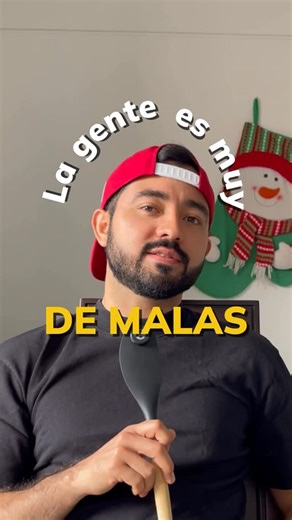 STATERA | Streetwear Brand on Instagram: "Puede parecer un dinosaurio mal renderizado… y no estás tan lejos. 🦖 El casuario (Cassowary) es una de las aves más grandes del mundo y también una de las más peligrosas. Puede medir hasta 1,7 metros, pesar más de 60 kg y correr a 50 km/h. 📍Vive en las selvas de Australia, Papúa Nueva Guinea e Indonesia y es un animal territorial. No migra. Si te lo encuentras, no es porque él esté perdido… es porque tú entraste en su territorio 👀💀 Otros datos que no