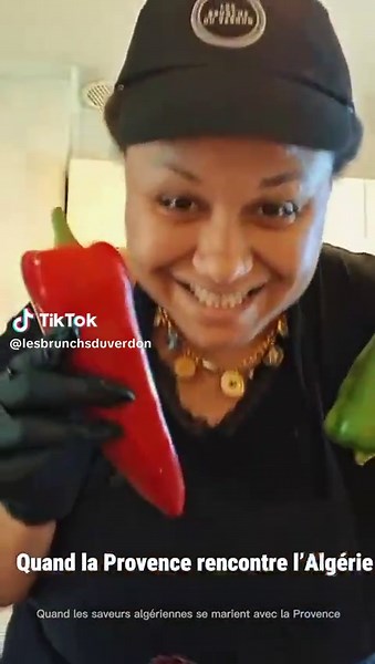 🔥 NOUVEAUTÉ AUX BRUNCHS DU VERDON 🔥 Aux Brunchs du Verdon, on fait voyager les saveurs entre la Provence et l’Algérie avec une spécialité pleine de caractère… 🌶️ Felfel / Chakchouka au charbon Des poivrons rouges et verts grillés au charbon, des oignons fondants, une touche de piment, le tout cuisiné lentement à l’huile d’olive pour révéler un goût fumé et authentique. 🇩🇿 Version algérienne – Felfel traditionnel Une recette populaire et généreuse, grillée au charbon comme dans les cuisines 