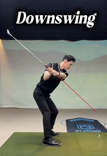 💊 Lesson Summary 💊 Place a stick between the club and your right side during the backswing. This helps prevent excessive hand rotation and keeps the club more connected to the body. During the downswing, feel the stick moving out in front of your body. This encourages a shallowing motion and helps create a natural inside swing path. Many golfers come over the top because they rotate their hands too early. This drill helps create better sequence, direction, and clubhead speed. 把一根練習棒放在球桿與右側肋骨之間