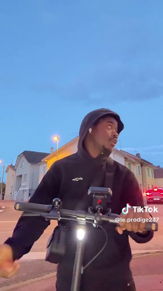 Vidéos de LE PRODIGE🎵🧞‍♀️ (@le.prodige237) avec son original - DM la légende🇨🇲