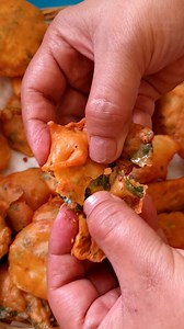 1.1M views · 12K reactions | Kurkure crispy pakode banane ka sahi tarika | How to make crispy pakoda at home | Easy snacks recipe reels #FoodsAndFlavors #RecipesByShilpi #FoodsAndFlavorsByShilpi #Recipes #snacks | Foods And Flavors | Facebook