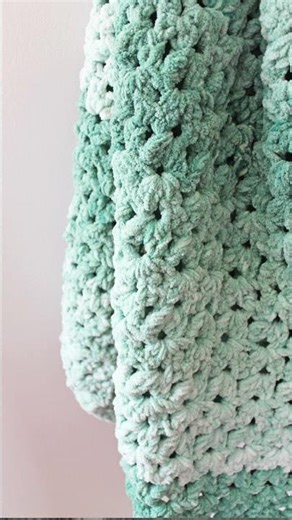 Learn how to make this easy cluster v stitch blanket using Bernat Baby Blanket Yarn Dappled #crochet