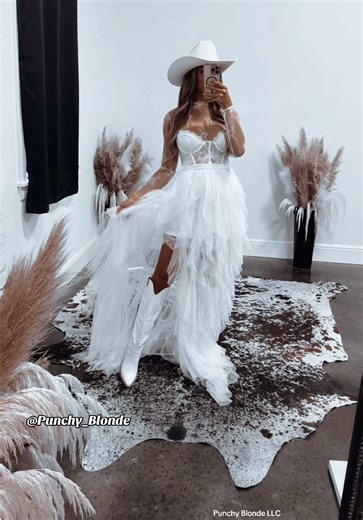 Runaway Bride🕊️ #westernfashion #weddingdress #engagementphotoshoot #viral #westernwedding