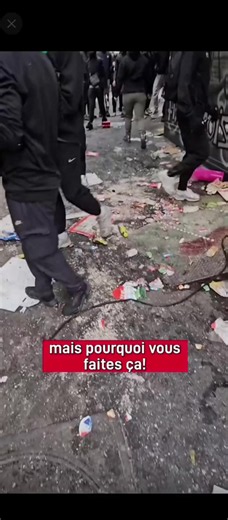 Alors qu'un supermarché Franprix est en train d'être pillé sous les yeux de ses employés impuissants, une jeune femme tente de s'interposer et d'empêcher les manifestants de vider le magasin. 17 octobre 2026 — France crédit : Frédéric Munch #actualite #france #manifestationfrance #infos #actualite