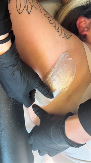 Underarm hair grows in multiple directions, so the way you spread the wax matters. I map the growth before I apply anything. this helps the wax grab evenly, reduces pain, and prevents lifting on sensitive skin. Most people don’t realize the spread is just as important as the pull. | #underarmwax #overlandpark #esthetician #brazilianwax #waxspecialist |
