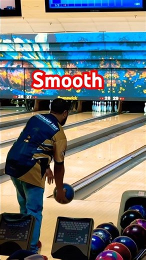 Working to make it easy.#bowling #sports #fypシ゚viral #bowlingcenter #gobowling