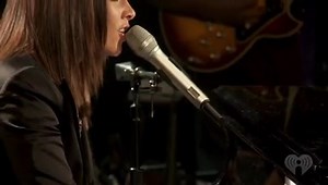 YouTube - iheartradio: Alicia Keys Covers Coldplay "Clocks" (live)