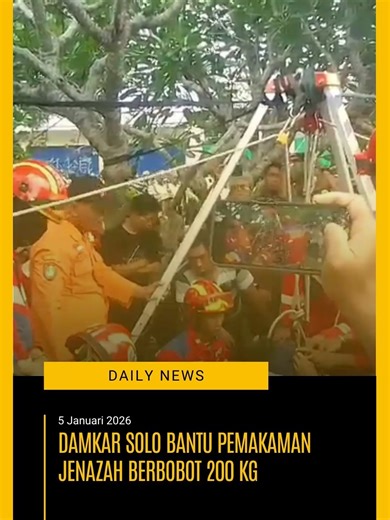 Sebuah pemandangan berbeda terjadi di TPU Danyung, Sukoharjo, Senin (5/1). Dinas Pemadam Kebakaran (Damkar) Kota Solo turun tangan membantu prosesi pemakaman Ibu Rusminingsih (43), warga Kampung Bergolo, Serengan. Bantuan ini sangat diperlukan mengingat bobot jenazah mencapai sekitar 200 kilogram. Pihak keluarga secara khusus melapor ke pos jaga Damkar untuk meminta bantuan teknis pemindahan hingga penurunan jenazah. Tantangan di Lapangan: Sebanyak 12 personel Damkar dan 8 personel Linmas bahu-m