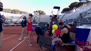 Simona Halep suffers shock injury, retires to Kerber in Rome