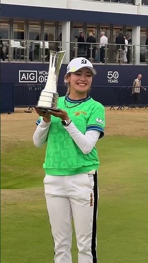 Shiho Kuwaki gets her hands on the AIG Women's Open trophy 🏆🇯🇵 #shorts #Japan #golf