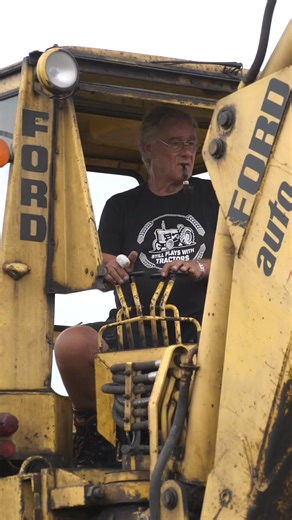 Some old school Ford backhoe action. #vintage #classic #backhoe #construction #heavyequipment | Excavator drivers - sailors