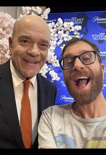 Maurie goes full Trekkie with Star Trek legend Robert Picardo! 🚀 They talk his epic return, the new Starfleet Academy series, and… does it drive him crazy when people say ‘Star TRACK’? 👀 Engage and watch now! #startrek #starfleetacademy #TV #Interview