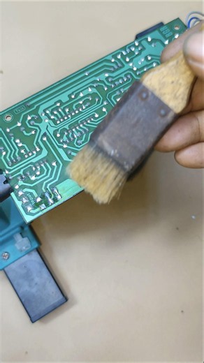 how to clean the remaining tin on the pcb #smarttrick #desoldering #tin #pcb #board
