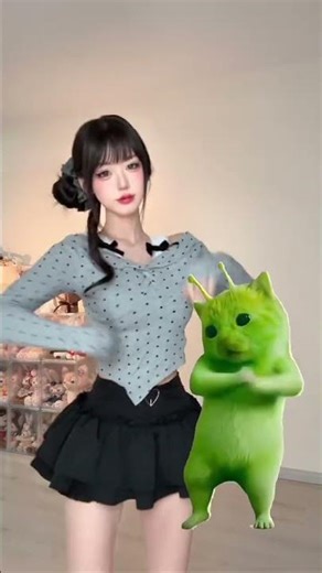 Alien Cousins Unleash the Chicken Dance Challenge