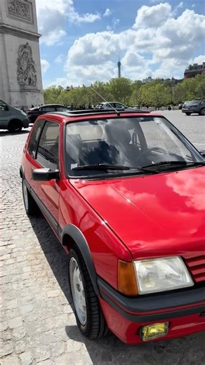 🔥 THE 205 GTI IN FRONT OF THE ARC DE TRIOMPHE… LEGENDARY SCENE 😱🇫🇷