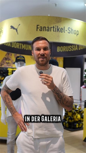 BVB Fans aufgepasst 💛🖤 Heute haben wir gemeinsam mit @bvb09 und @fischkreutz den neuen BVB Fan-Shop in der GALERIA Bochum eröffnet! 🥳 Kommt vorbei und sichert Euch Eure schwarz-gelben Fanartikel 💛🖤 #galeria #galeriafamily #fußball #dortmund #borussiadortmund #bvb #bvb09 #fanshop #kevingroßkreutz | GALERIA.de
