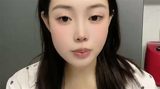 型号：MilkMaster Pro 静音挤奶器，噪音低至35dB，夜间哺乳不打扰宝宝睡眠，操作简便，吸力柔和，新手妈妈也能轻松上手。