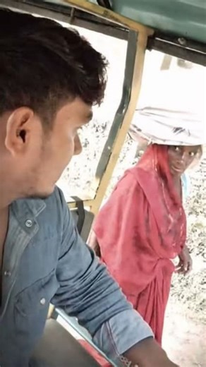 majorreel on Instagram: "पैदल मत जाना… बैठ जाओ अम्मा।” ये एक छोटा सा वाक्य था… पर किसी की थकान, किसी की तकलीफ़, किसी की पूरी ज़िंदगी हल्की कर गया। एक ऑटो चालक ने सड़क किनारे एक बूढ़ी अम्मा को भारी बोझ उठाकर पैदल जाते देखा। उसने meter ka socha bhi nahi… बस दिल ka socha। और बोला — “अम्मा, पैसे की नहीं… आप थक जाएँगी। बैठ जाओ।” अम्मा चुपचाप मुस्कुरा कर ऑटो में बैठ गईं। रास्ते भर वो बस दुआएँ देती रहीं। और उतरते वक्त… उन्होंने जेब से पैसे नहीं निकाले, बल्कि अपने झोले से थोड़ा सा गेहूं निकालकर ऑटो वाले