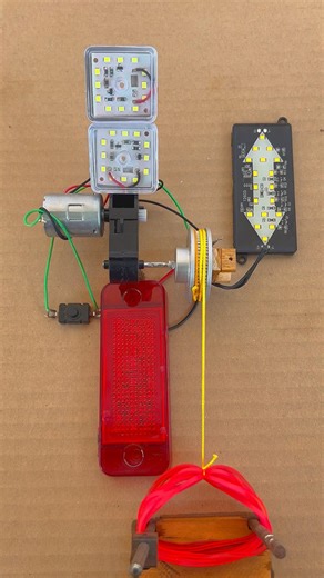 Powering METRE & TRAFFIC LIGHTS using rubber band#shorts