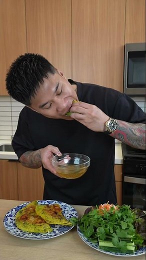 how to eat banh xeo // Vietnamese Crepe #cooking #vietnamesecuisne #food
