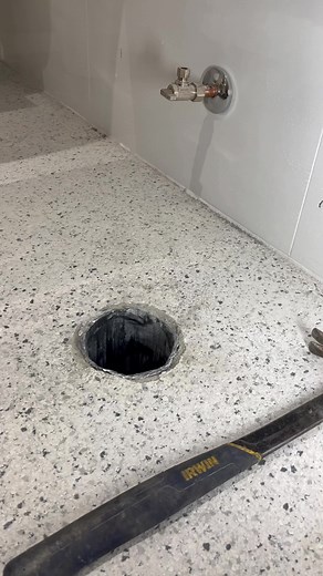 Installation d'une bride de toilette Oatey facile