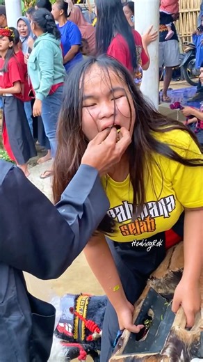 Demit Cantik Makan Apa Itu? #shortvideo #bantengan #ndadi #jaranan #kudalumping #shorts #barongan