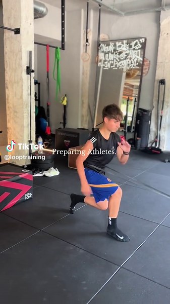 Preparing football players. #athleticperformance #offseasontraining #athletes #looptrainingzone #footballtraining #personaltraining #strenghtandconditioning