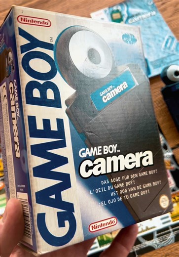 Tu te souviens du jour où la Game Boy Camera est arrivée entre nos mains ? 😍 À l’époque, avoir un appareil photo dans sa Game Boy Color, c’était littéralement de la science-fiction. Des selfies en noir et blanc ultra pixelisés, des grimaces enregistrées dans la console, des mini-jeux complètement absurdes… et cette sensation incroyable d’avoir un gadget venu du futur dans la poche 🚀 On prenait des photos de tout et n’importe quoi : ses potes, son chat, sa chambre… avec une qualité catastrophiq
