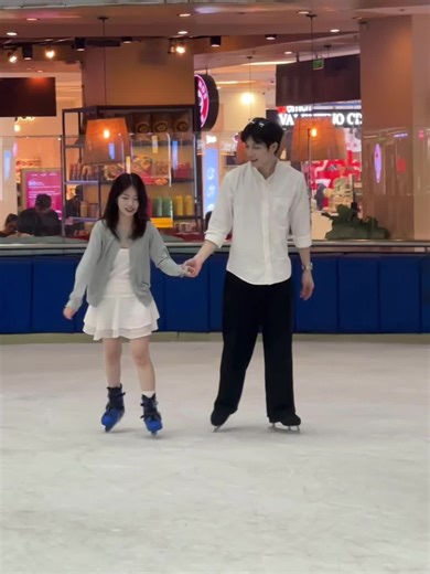 Teaching My Girlfriend Ice Skating - Day 2 Progress