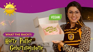 Harry Potter Fans aufgepasst! 🧙‍♂️ Anlässlich des 20-jährigen Jubiläums von "Stein der Weisen", backt Lina diese Woche den allerersten Geburtstagskuchen, den Harry von Hagrid bekommen hat! 🤩 Und als wäre das nicht schon ein absolutes Highlight, wird unsere Variante auch noch - passend zum Veganuary - vegan. Mhmm... Magisch! 🎂 #ffs #whattheback #clip | SAT.1 Frühstücksfernsehen