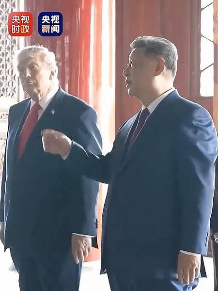 现场视频！习近平同特朗普在天坛祈年殿广场合影，并共同参观祈年殿 | CCTV