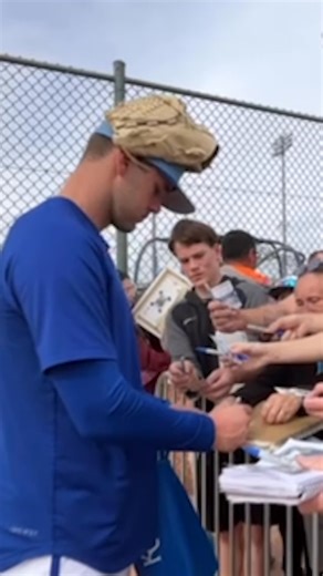 ROYALS SPRING TRAINING: Spring training continued Monday in Surprise, Arizona. Royals fans took advantage of the opportunity to get autographs from some of the team’s marquee players, including Bobby Witt Jr. and Salvador Perez. (Video: Javier Luna/KMBC) #Royals #MLB #Sports #KansasCity | KMBC 9