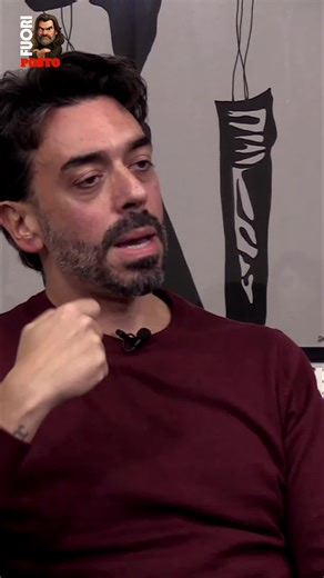 A volte non è cattiveria. È paura. È vergogna. È “non voglio sapere” perché sapere ti costringe a guardare una cosa che non sai gestire.Mario racconta di quando la maestra provò a segnalare che forse era un bambino molto chiuso, “in disparte”, con difficoltà a socializzare. E sua madre reagì di scatto: non mi dica niente, lei faccia il suo lavoro. Non lo giustifica. Ma lo capisce: altri tempi, altri strumenti, trent’anni fa certe cose non si nominavano nemmeno.E il punto fa male proprio per ques