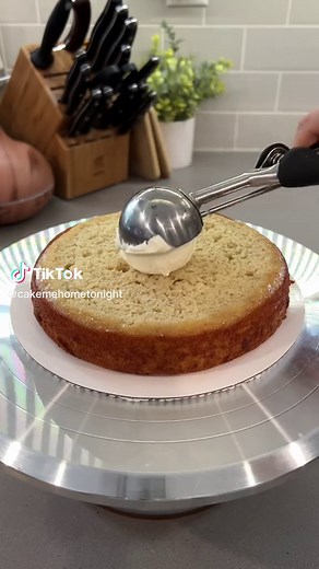 Banana split cake decorating! #cakedecorating #cake